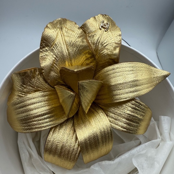 New! Chanel Gold Leather brooch limited to Europe - Picture 5 of 9